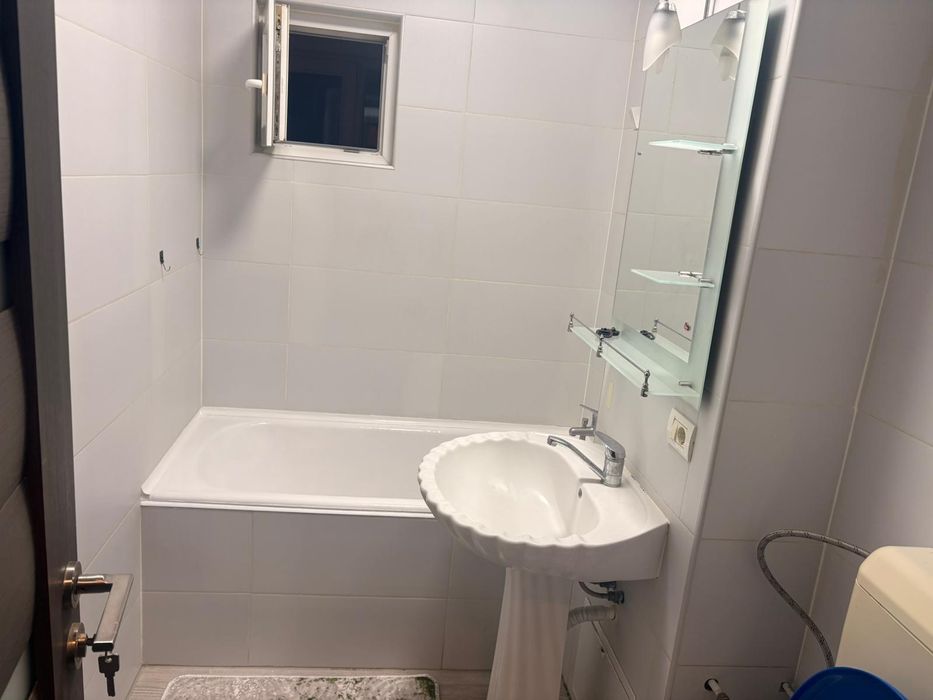 Închiriez apartament