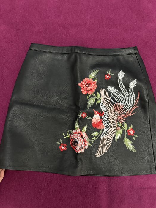 Кожаная юбка с вышивкой