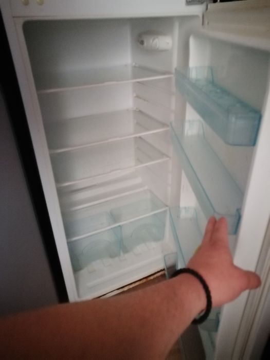 Vând frigider Albastros folosit