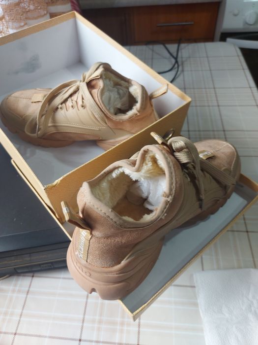 Продам кроссовки зимние