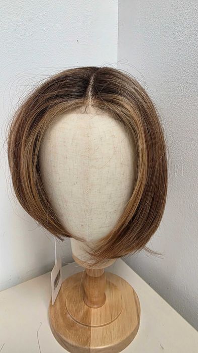 Perucă HAIRCUBE lace front bob asimetric șaten cu șuvițe caramel
