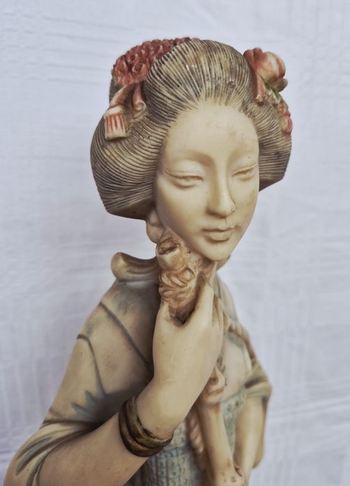 Statuetă japoneză Gheișă vintage, 53cm sculptată din steatit (rășină osoasă), anii 1950.