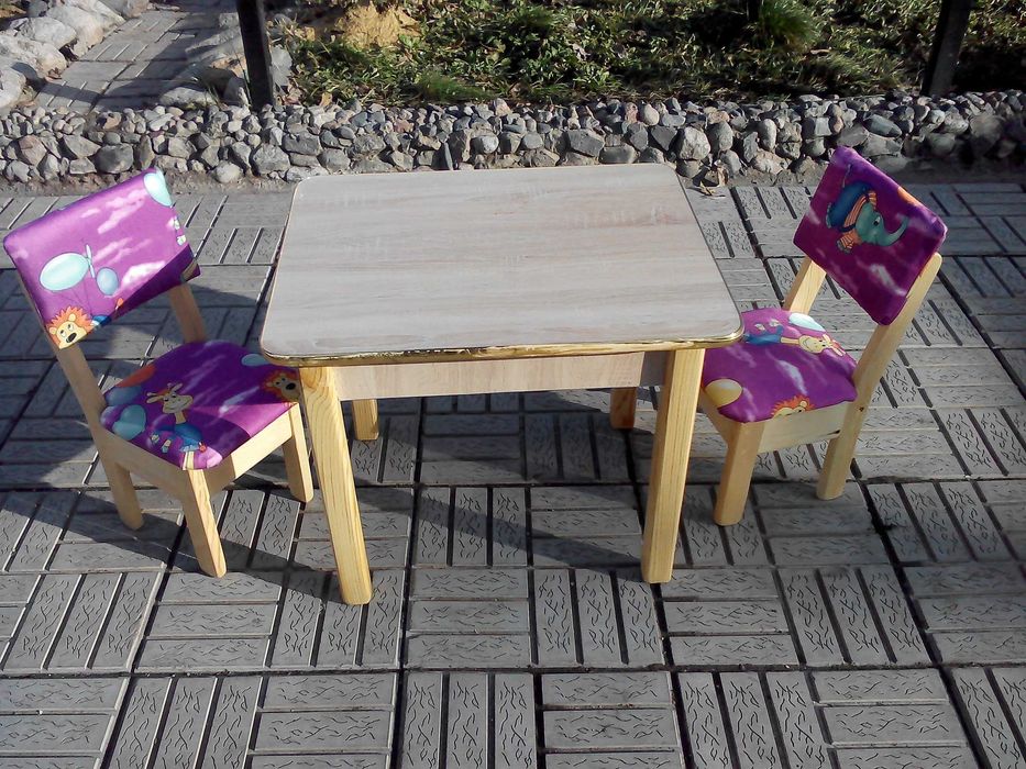 продам столик для детей.