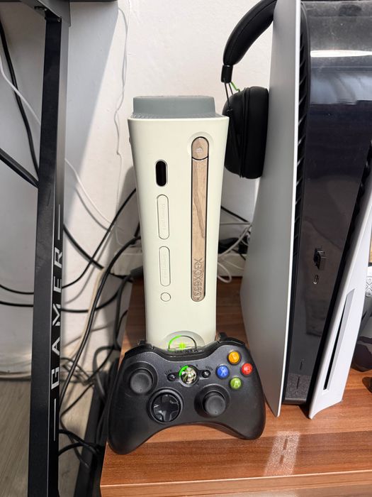 XBOX 360 + ДВА КОНТРОЛЕРА И 7 ИГРИ