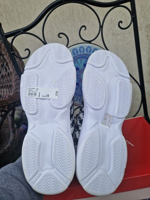 River Island mar 38 noi în cutie