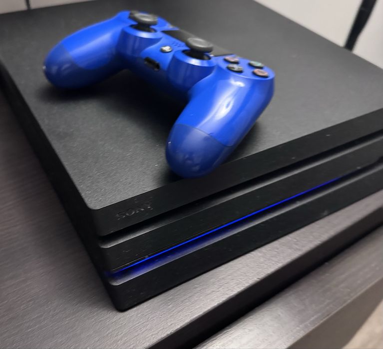 PS4 Pro 1TB + 2 джойстика + 11игри