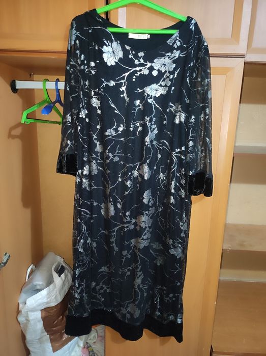 Kiyimlar sotiladi 10 000 dan