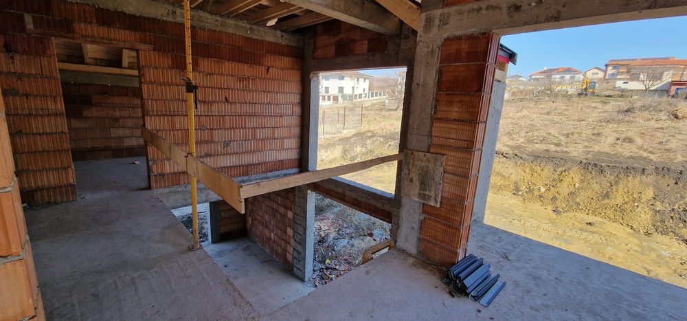 Casa moderna semifinisata, 183m2(+17m2 balcoane) si teren 786m2.