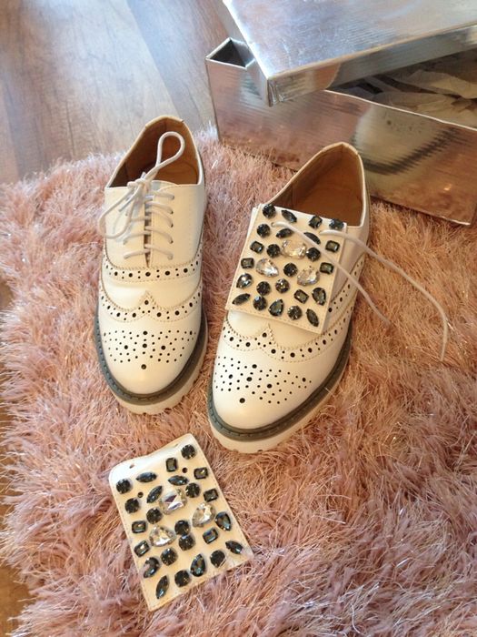 нови бели и златисти обувки.