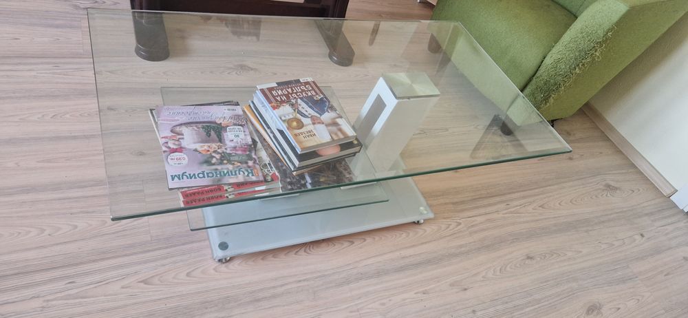 Стъклена хола маса