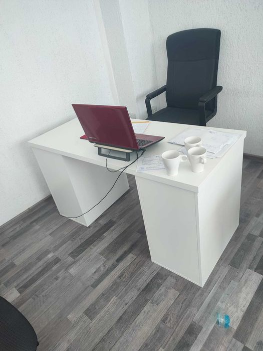 Birou alb, 2 spatii de depozitare, ca nou, 140 cm x 60 cm