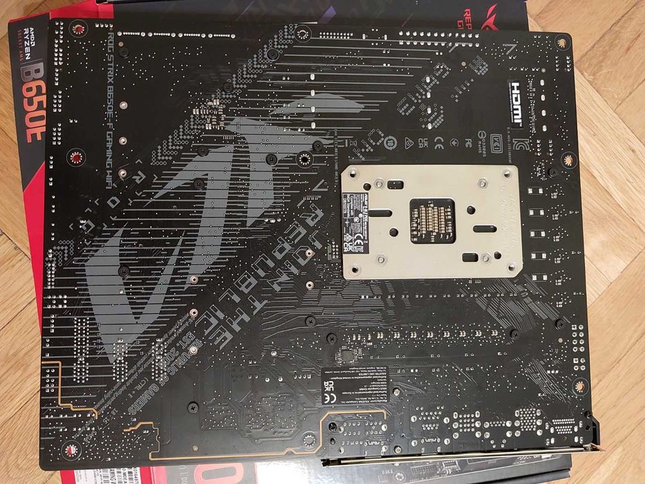 AMD Ryzen 7 9700X + Asus Rog Strix B650E-F Gaming Wi-Fi
