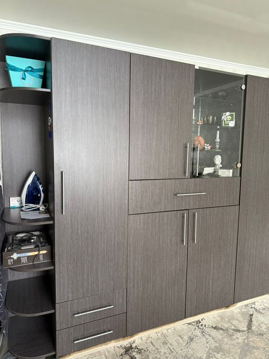 Шкаф темного цвета