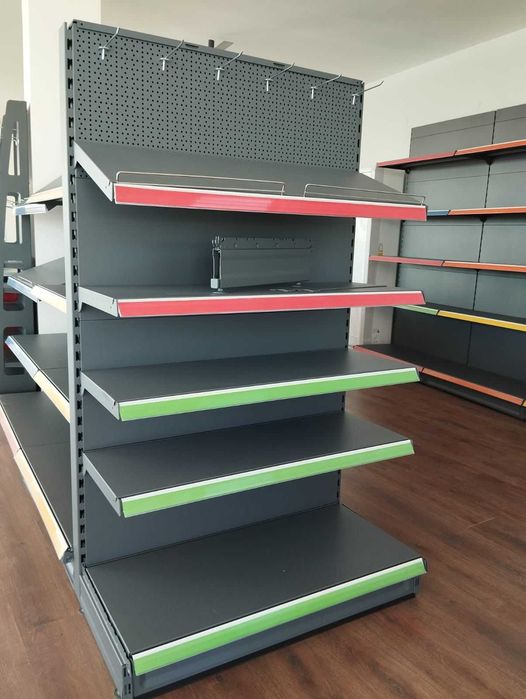 Rafturi metalice cu spatare perforate si agatatori