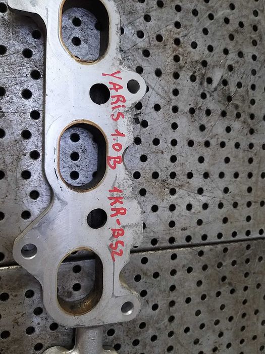 Distantier suport galerie evacuare 1.0 b toyota yaris 2013