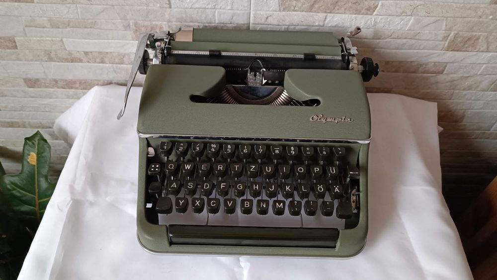 Стара пишеща машина Olympia SM2 - Made in Germany - 1950" година