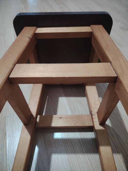 Scaune taburete lemn