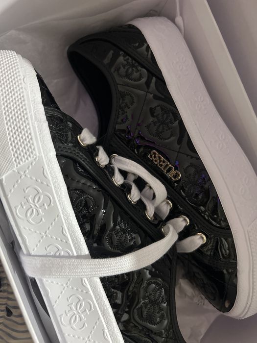 Adidasi GUESS noi