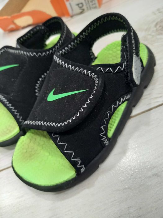 маратонки и сандали