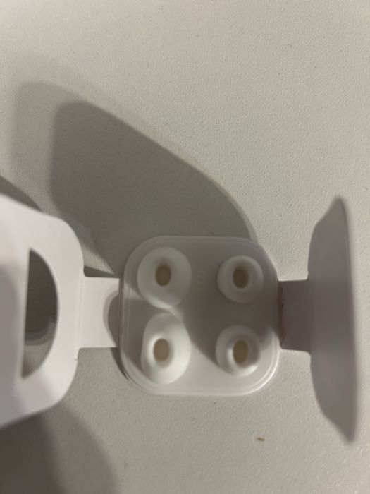 Căști wireless tip in-ear cu încărcare în carcasă