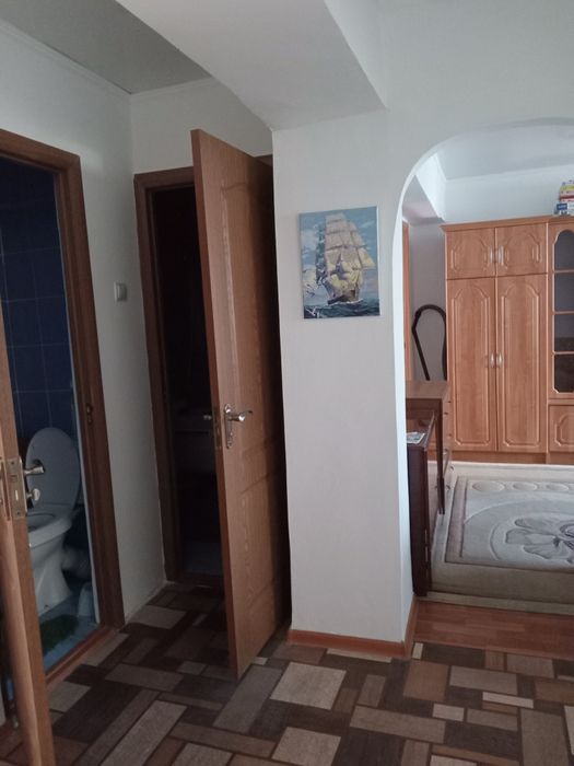 Продам трехкомнатную в кирпичном доме с мебелью и техникой,  середина,