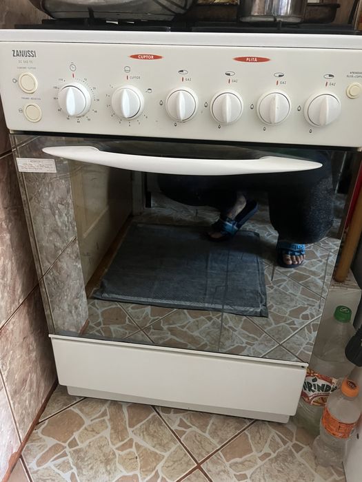 Vând aragaz ZANUSSI