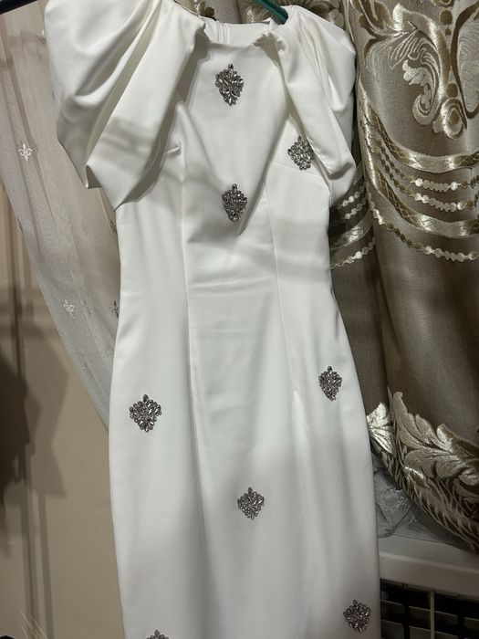 Белое платье со стразами