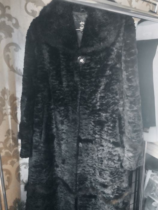 Чёрная меховая пальто