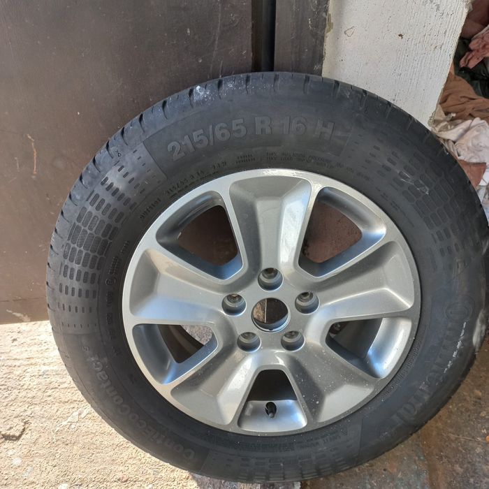 Vand 4 cauciucuri vara 215/65/16 plus 2 jante pe 16