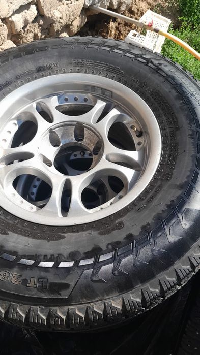 Шины с дисками от Ниссан Патрол.