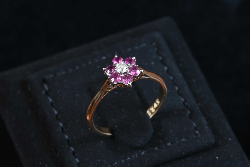 Златен Пръстен Злато 750 (18к) с Диамант и Рубини / Цвете / Размер 55