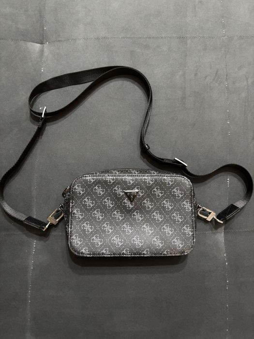 Мъжка чанта на Guess