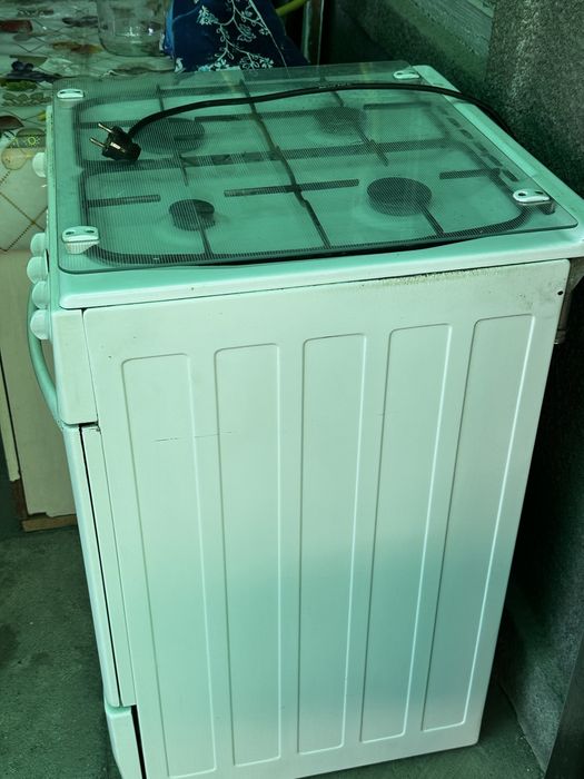 Продам холодильник Indesit + газовую плиту Auer