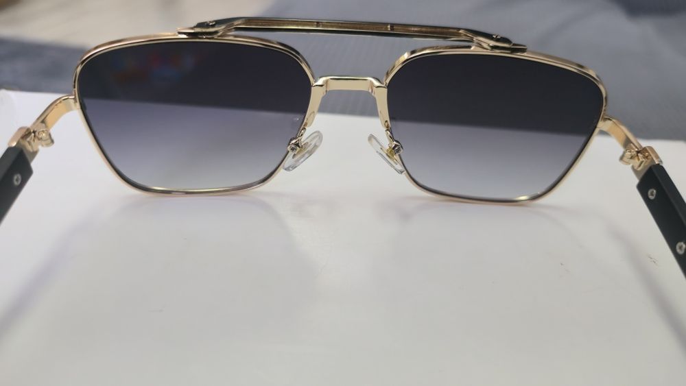 Ochelari de soare Dita rama aurie.