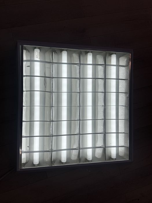 Продам потолочный светильник на 4 лампы