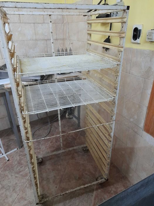 Колички за сушене или охлаждане 3 броя по 17  тавички.