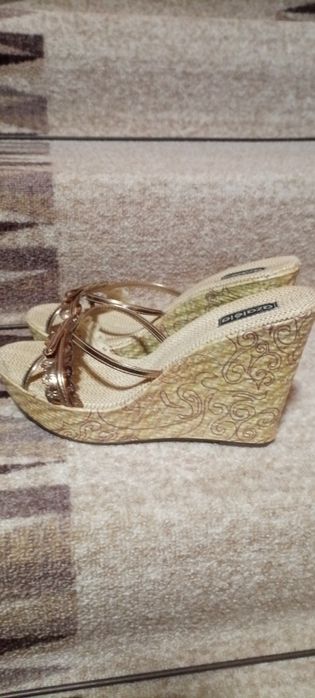 Дамски обувки тип сабо и затворени