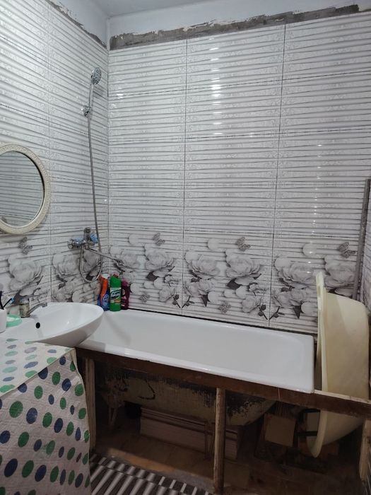 sotiladi sergili 8 lakatsa juda yaxshi joyda joylashgan