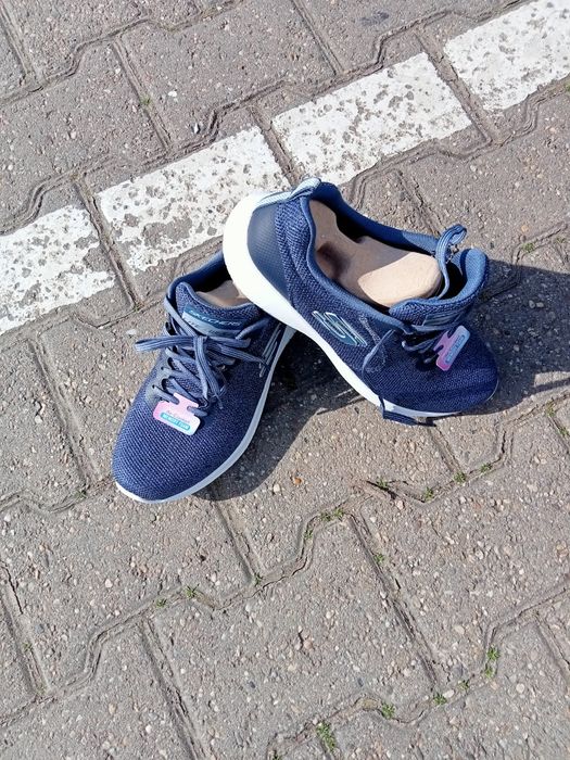 Adidas firma schecers