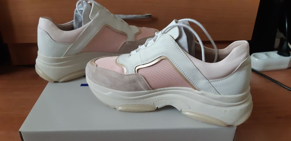 Sneaker inalt,noi la cutie