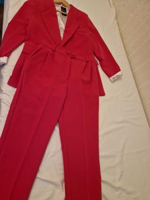 Compleu roz dama, mas.36/S - pantalon si sacou culoare roz si captuseala alba satin