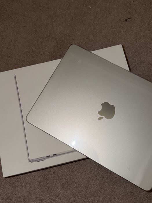 Macbook air m4 16/256 silver yengi 14 sikl qurtde turibdi