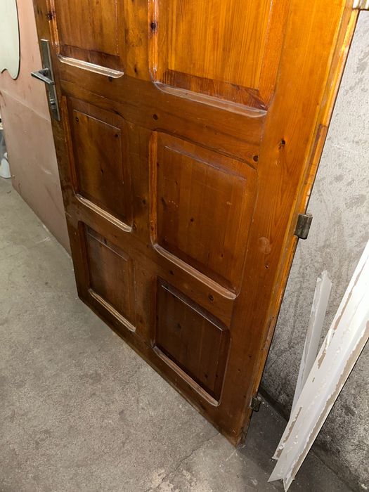 Дървена входна врата