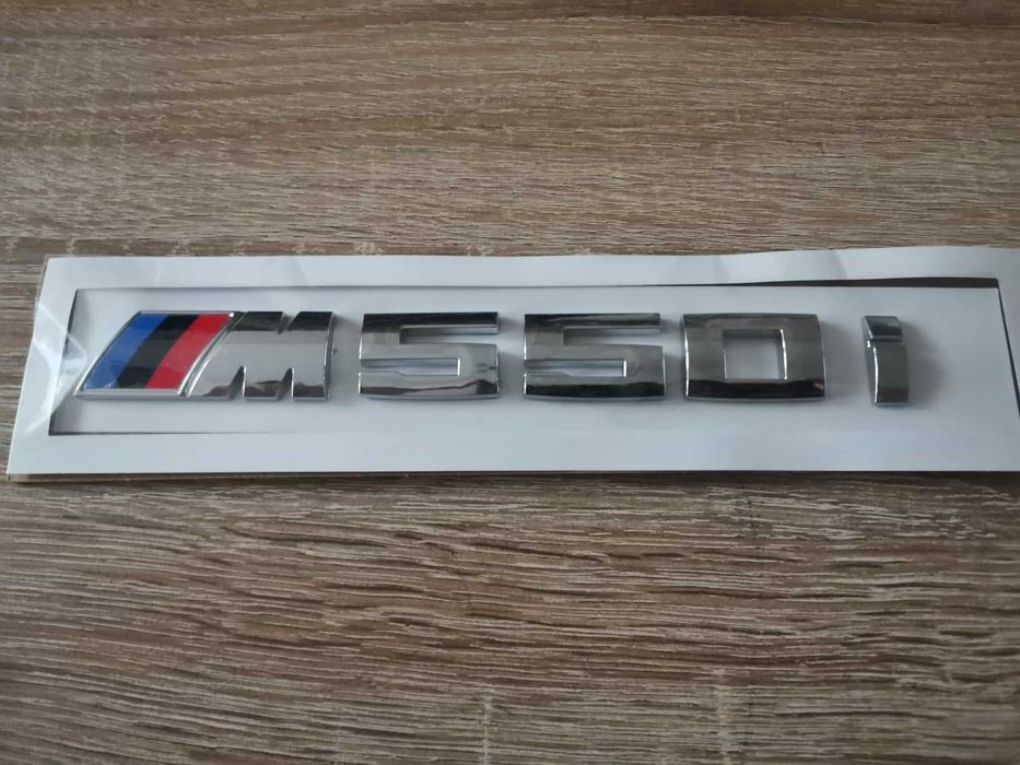 BMW M550i сребриста емблема