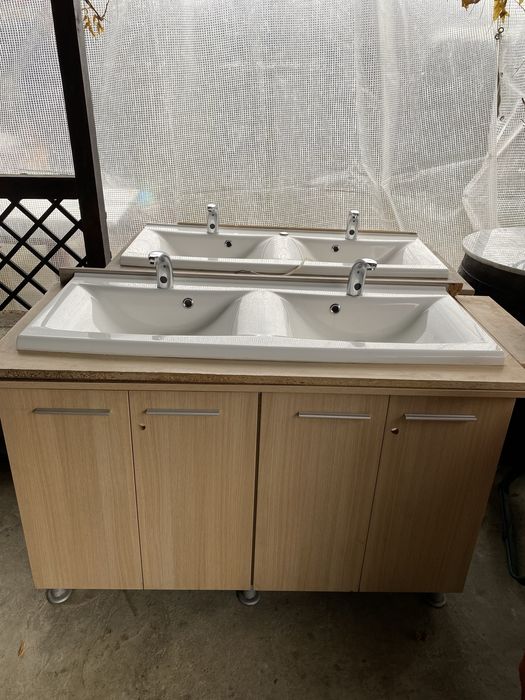 Lavoar dublu pentru baie .