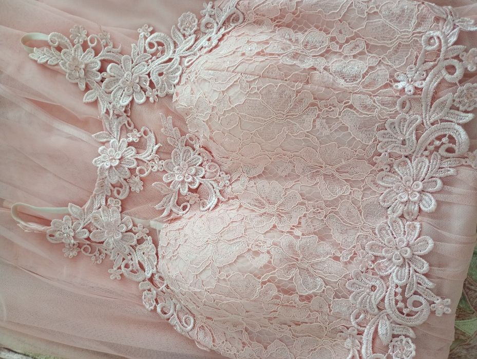 Rochie simplă, cu model sus, ce se leagă la spate