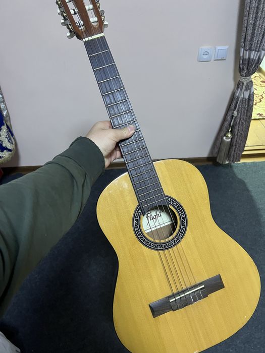 Gitara sotiladi . Chiroyli xolatda