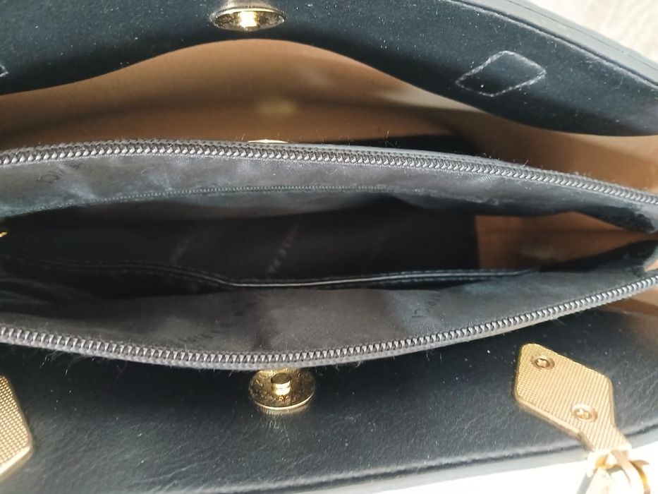 Продажа кожаной сумки черного цвета.