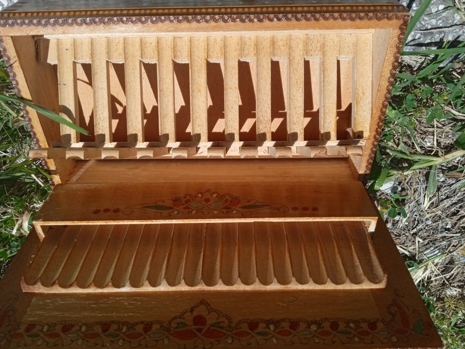 Продавам 50 годишна кутия за цигари