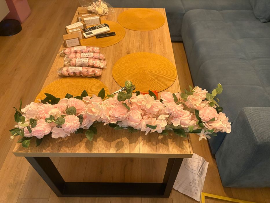 Семпла украса от рози и божури за Декорация за рожден ден